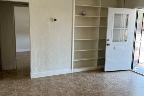 Propiedad comercial en venta en Port Charlotte, Florida, 5 dormitorios, 163.51 m2 № 1735137 - foto 4