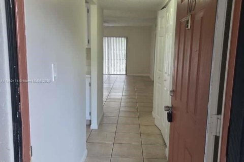 Copropriété à louer à Tamarac, Floride: 2 chambres, 86.03 m2 № 1953614 - photo 3