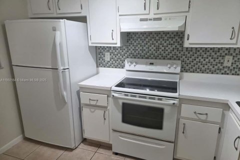 Copropriété à louer à Tamarac, Floride: 2 chambres, 86.03 m2 № 1953614 - photo 5