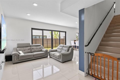 Casa en venta en Florida City, Florida, 5 dormitorios, 176.7 m2 № 1935928 - foto 10