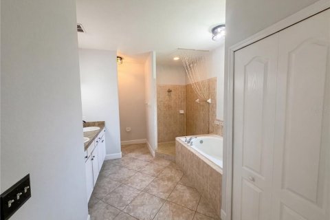 House in Lakeland, Florida 4 bedrooms, 229 sq.m. № 2113876 - photo 16