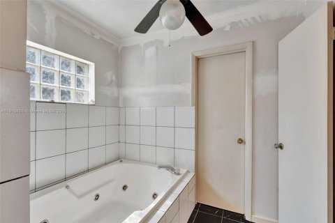 Купить виллу или дом в Майами, Флорида 5 спален, 228.17м2, № 1768489 - фото 22