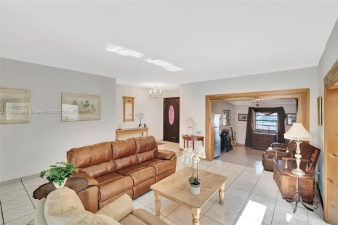 Купить виллу или дом в Майами, Флорида 5 спален, 228.17м2, № 1768489 - фото 5