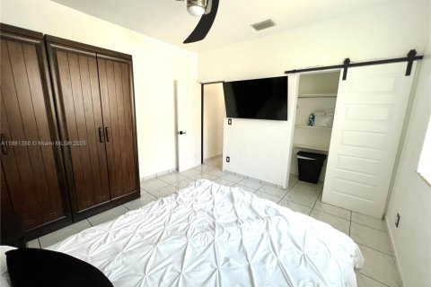 Casa en alquiler en Miami, Florida, 4 dormitorios, 152.08 m2 № 1889498 - foto 14