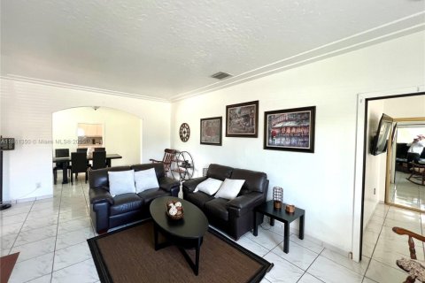 Casa en alquiler en Miami, Florida, 4 dormitorios, 152.08 m2 № 1889498 - foto 3