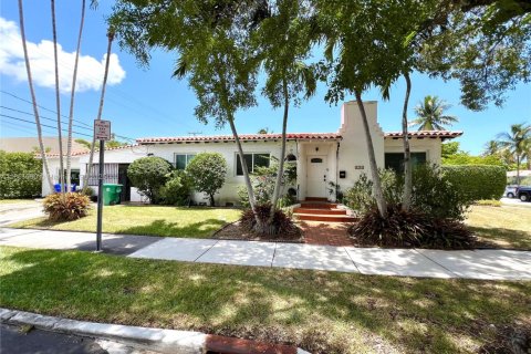 Casa en alquiler en Miami, Florida, 4 dormitorios, 152.08 m2 № 1889498 - foto 1