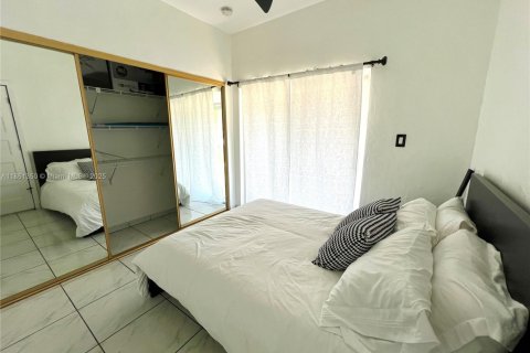 Casa en alquiler en Miami, Florida, 4 dormitorios, 152.08 m2 № 1889498 - foto 12