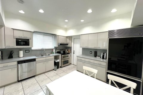 Casa en alquiler en Miami, Florida, 4 dormitorios, 152.08 m2 № 1889498 - foto 7