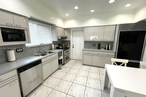 Casa en alquiler en Miami, Florida, 4 dormitorios, 152.08 m2 № 1889498 - foto 6