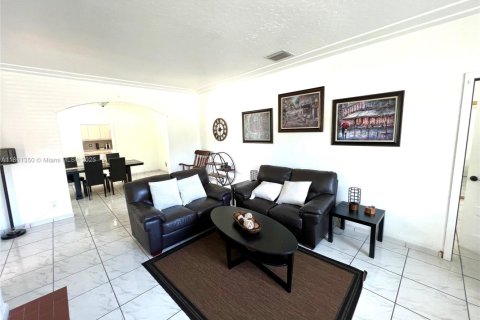 Casa en alquiler en Miami, Florida, 4 dormitorios, 152.08 m2 № 1889498 - foto 4