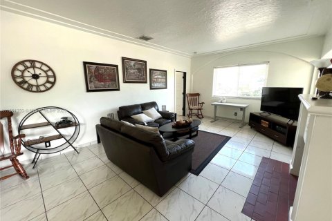 Casa en alquiler en Miami, Florida, 4 dormitorios, 152.08 m2 № 1889498 - foto 2