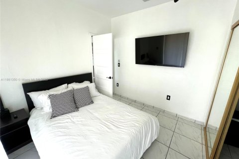 Casa en alquiler en Miami, Florida, 4 dormitorios, 152.08 m2 № 1889498 - foto 11