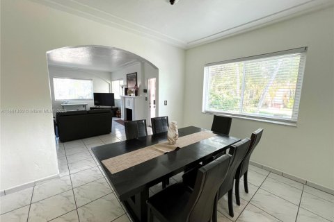 Casa en alquiler en Miami, Florida, 4 dormitorios, 152.08 m2 № 1889498 - foto 5