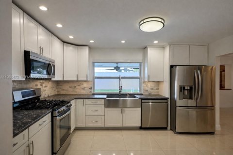 Снять в аренду виллу или дом в Пемброк-Пайнс, Флорида 3 спальни, 195.19м2, № 2011905 - фото 5