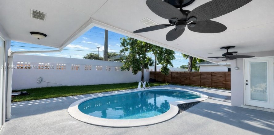 Дом в Пемброк-Пайнс, Флорида 3 спальни, 195.19м2 № 2011905