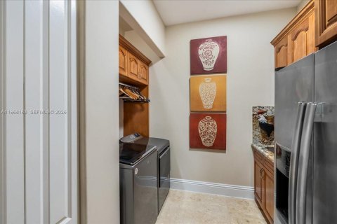 House in Miami Lakes, Florida 6 bedrooms, 395.39 sq.m. № 2031781 - photo 17