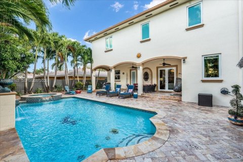 House in Miami Lakes, Florida 6 bedrooms, 395.39 sq.m. № 2031781 - photo 14