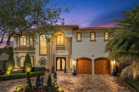 House in Miami Lakes, Florida 6 bedrooms, 395.39 sq.m. № 2031781 - photo 29