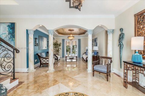 House in Miami Lakes, Florida 6 bedrooms, 395.39 sq.m. № 2031781 - photo 2