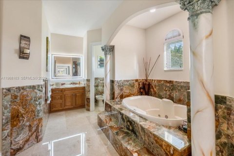 House in Miami Lakes, Florida 6 bedrooms, 395.39 sq.m. № 2031781 - photo 9