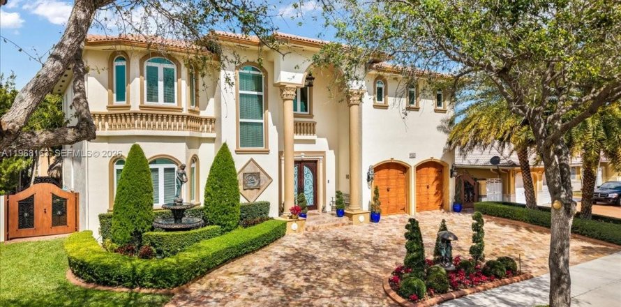 House in Miami Lakes, Florida 6 bedrooms, 395.39 sq.m. № 2031781