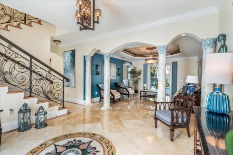 House in Miami Lakes, Florida 6 bedrooms, 395.39 sq.m. № 2031781 - photo 4