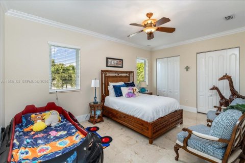 House in Miami Lakes, Florida 6 bedrooms, 395.39 sq.m. № 2031781 - photo 20