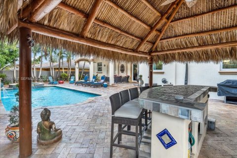 House in Miami Lakes, Florida 6 bedrooms, 395.39 sq.m. № 2031781 - photo 13