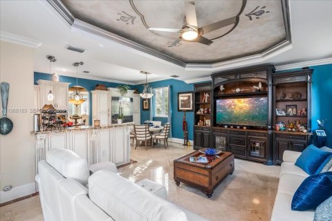 House in Miami Lakes, Florida 6 bedrooms, 395.39 sq.m. № 2031781 - photo 11