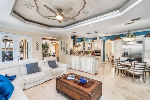 House in Miami Lakes, Florida 6 bedrooms, 395.39 sq.m. № 2031781 - photo 3