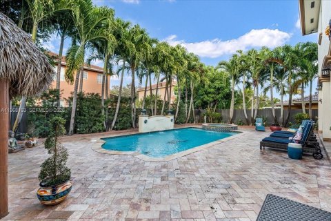 House in Miami Lakes, Florida 6 bedrooms, 395.39 sq.m. № 2031781 - photo 16
