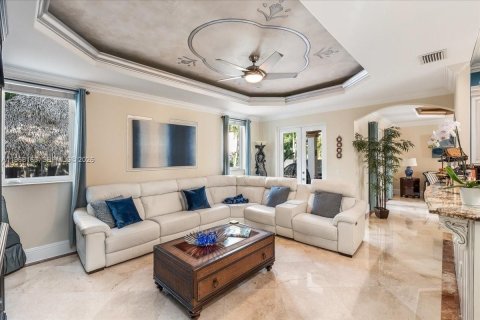 House in Miami Lakes, Florida 6 bedrooms, 395.39 sq.m. № 2031781 - photo 30