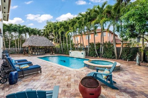House in Miami Lakes, Florida 6 bedrooms, 395.39 sq.m. № 2031781 - photo 7