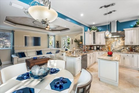 House in Miami Lakes, Florida 6 bedrooms, 395.39 sq.m. № 2031781 - photo 25