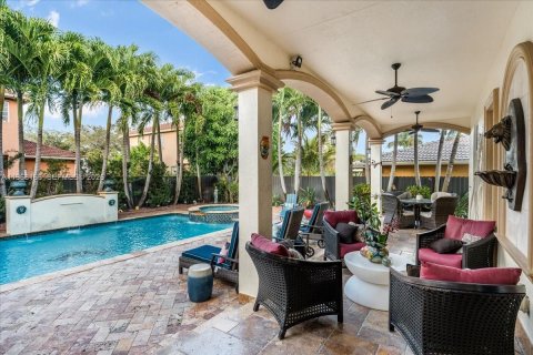 House in Miami Lakes, Florida 6 bedrooms, 395.39 sq.m. № 2031781 - photo 15