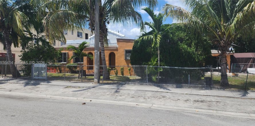 Commercial property in Miami, Florida 221.11 sq.m. № 2087134