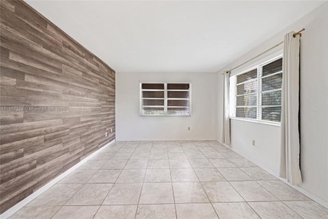 Condo in Miami, Florida, 2 bedrooms  № 1882593 - photo 19