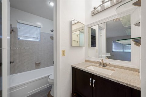 Condo in Miami, Florida, 2 bedrooms  № 1882593 - photo 23