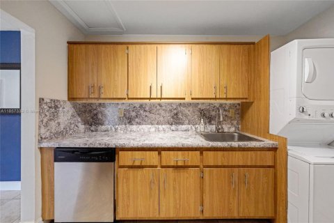 Condo in Miami, Florida, 2 bedrooms  № 1882593 - photo 14