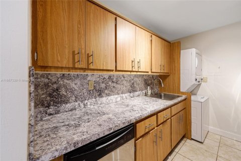 Condo in Miami, Florida, 2 bedrooms  № 1882593 - photo 12