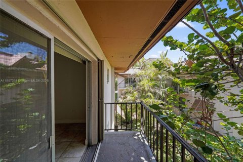 Condo in Miami, Florida, 2 bedrooms  № 1882593 - photo 27