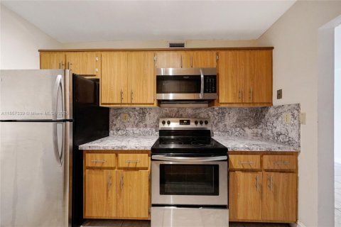 Condo in Miami, Florida, 2 bedrooms  № 1882593 - photo 13