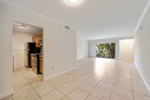 Condo in Miami, Florida, 2 bedrooms  № 1882593 - photo 6