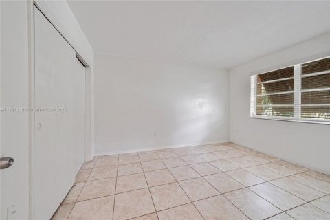 Condo in Miami, Florida, 2 bedrooms  № 1882593 - photo 15