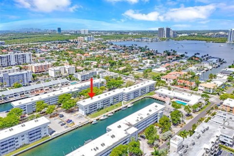 Condo in North Miami Beach, Florida, 2 bedrooms  № 1794846 - photo 1