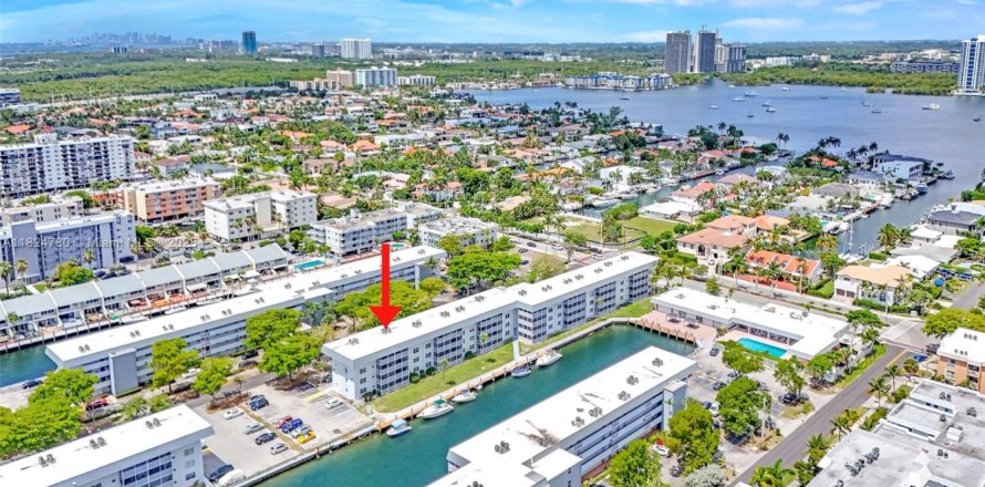 Condo in North Miami Beach, Florida, 2 bedrooms  № 1794846