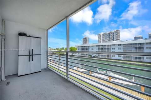 Condo in North Miami Beach, Florida, 2 bedrooms  № 1794846 - photo 21