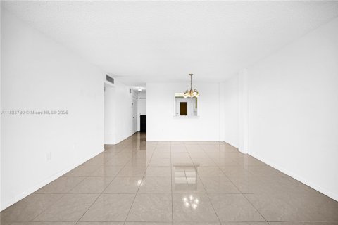 Condo in North Miami Beach, Florida, 2 bedrooms  № 1794846 - photo 8