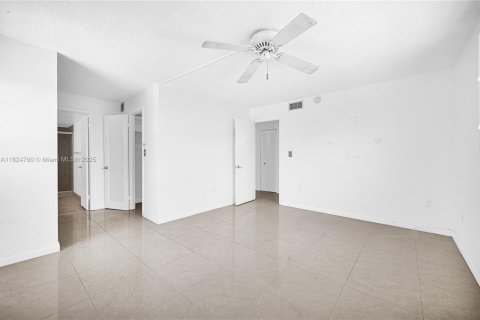 Condo in North Miami Beach, Florida, 2 bedrooms  № 1794846 - photo 11
