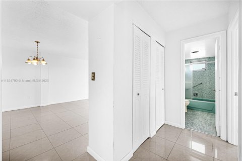 Condo in North Miami Beach, Florida, 2 bedrooms  № 1794846 - photo 9